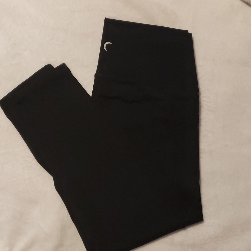 Zyia Black Capri Pocket Leggings